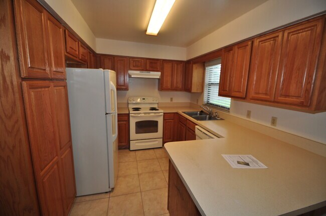 Building Photo - APOPKA: Seminole County Schools! AVAILABLE JULY 16th!