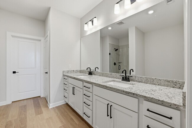Building Photo - 3060 Sorrento Hl Dr