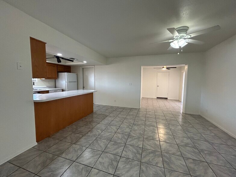 Building Photo - 7222 W Rose Ln