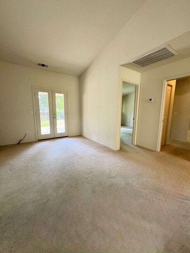Building Photo - Fantastic Duplex in Desirable Location