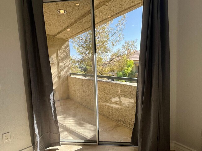 Building Photo - Amazing upgraded penthouse level unfurnish...