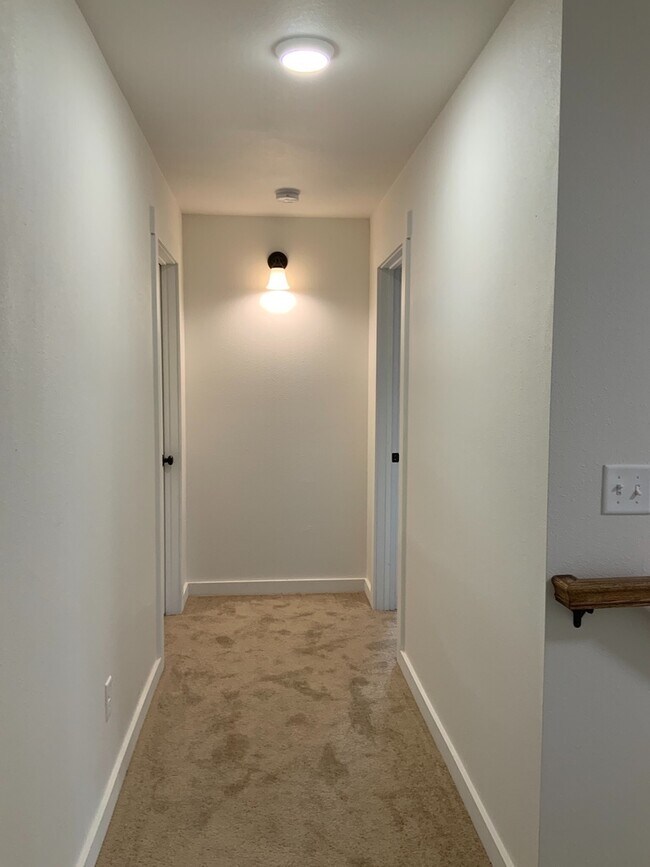 Building Photo - 4.5 Bathrooms ! 4 large bedrooms! Close to CWU