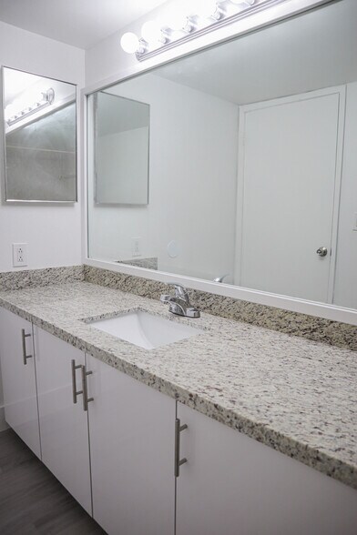 Building Photo - 8005 Lake Dr