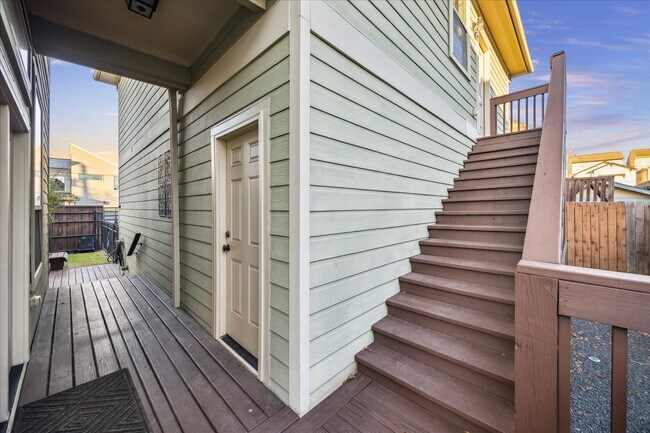 Building Photo - 840 Alexander St