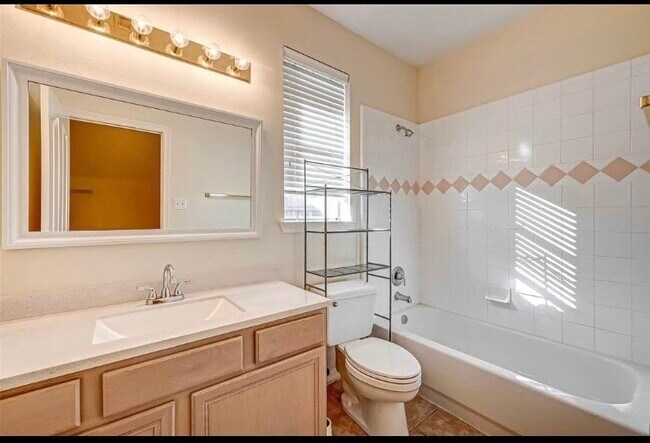 Building Photo - 1710 Park Forest Dr
