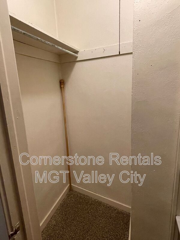 Building Photo - 458 3rd St NE