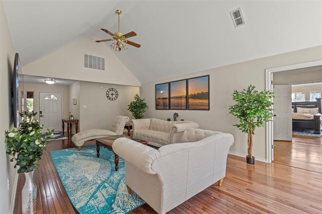 Building Photo - 1522 Oakwood Dr