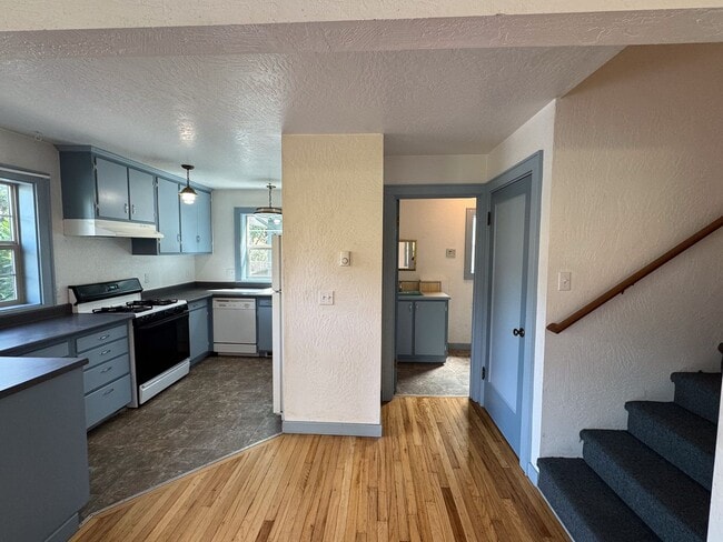 Building Photo - 3 Bed, 1.5 Bath overlooking the Rose Garden and Willamette River bike path in Whiteaker