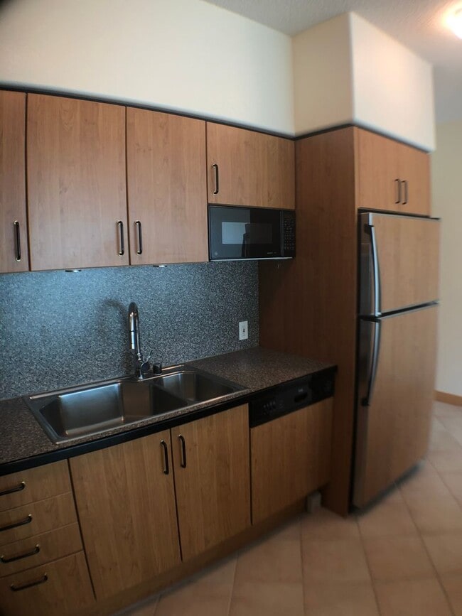 Building Photo - 1 bed, 1 bath, 1 parking with a lanai, loc...