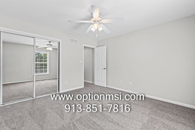 Building Photo - Welcome home to this beautifully updated 3-bedroom, 2-bath duplex in the heart of Johnson County!