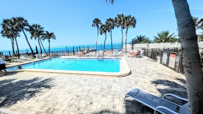 Building Photo - Annual UNfurnished Siesta Key Gulf front 2/2 condo with water views!