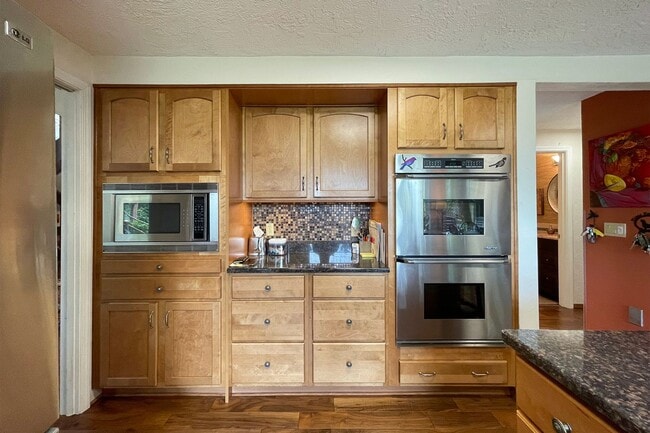 Building Photo - Fully Furnished Home