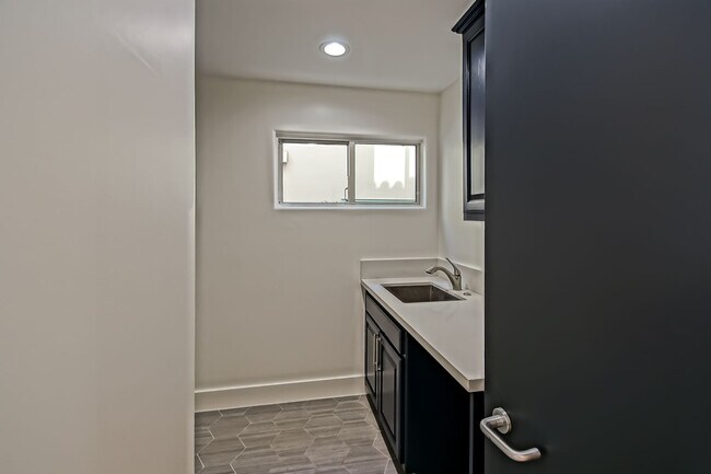 Building Photo - Beautifully Remodeled, 4BR4.5BA Hill Section Home w/ Amazing Panoramic Ocean Views, 3 Decks, Atri...