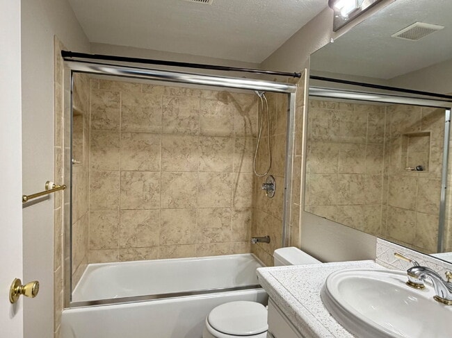Building Photo - Charming Split-Level Oasis on a Quiet Cul-de-Sac Backing to Greenspace. New Carpet, New Paint and...