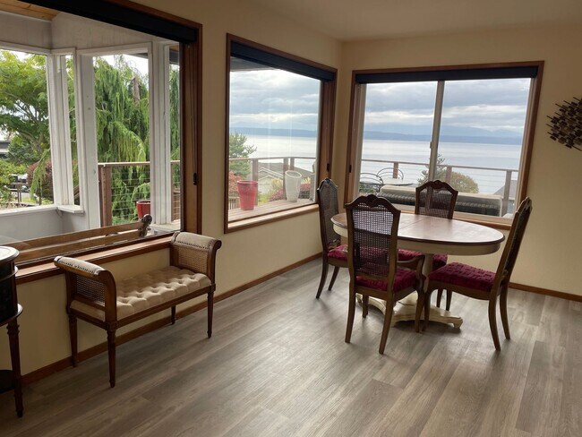 Building Photo - Windmill Heights Home With Community Beach...