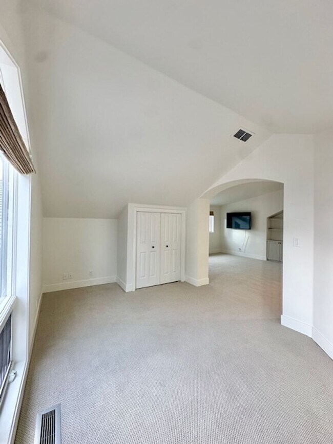 Building Photo - Riverfront Gated 2 Bedroom Luxury Condo!!