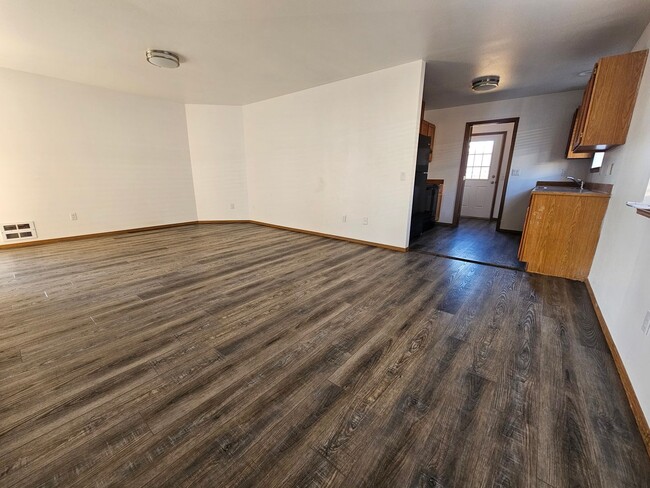 Building Photo - Great deal on this SPACIOUS 2bdr PET FRIEN...