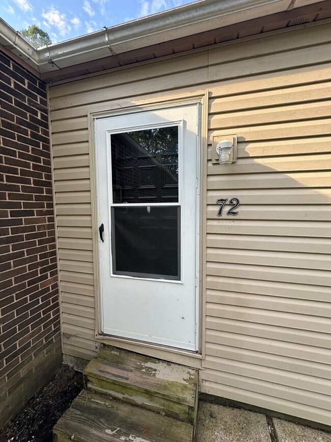 Building Photo - Updated 2BR Duplex with Garage & Yard – Co...