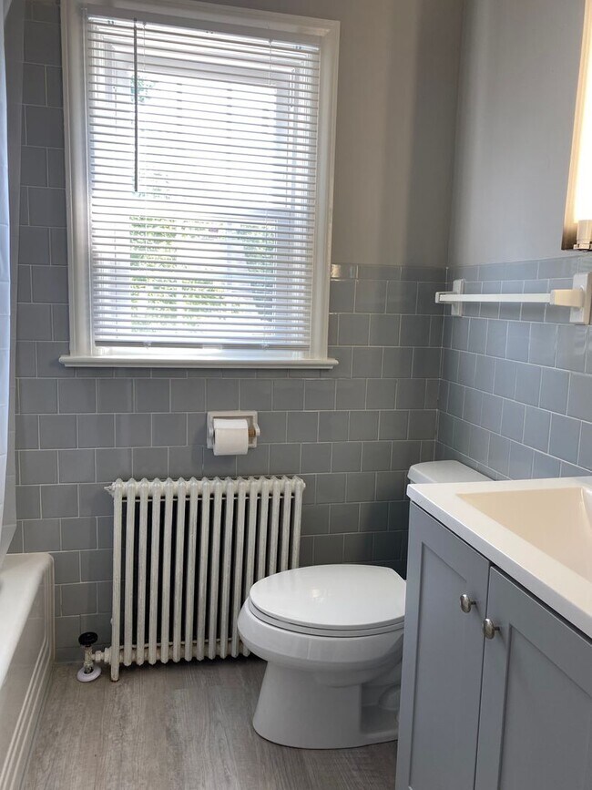 Building Photo - Updated 3 bedroom, 1.5 bathroom single fam...