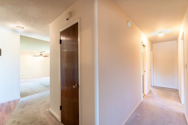 Building Photo - Adorable West Morgan Hill Family Home!