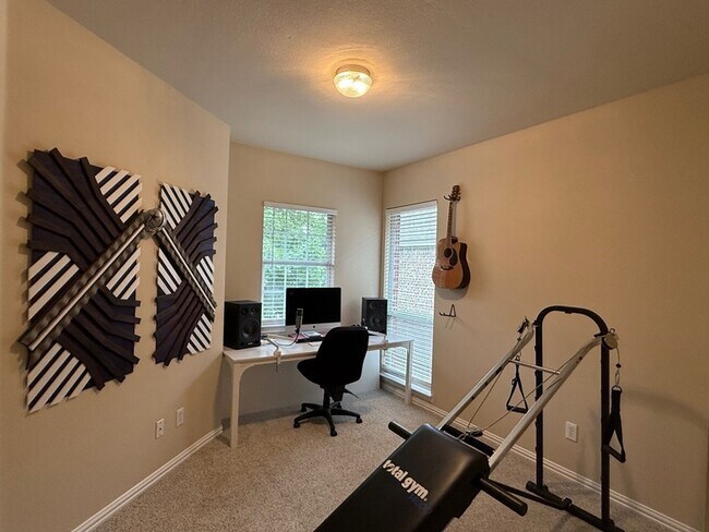 Building Photo - 1420 Somerset Dr
