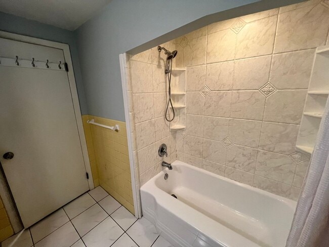Building Photo - Single Family Home for Rent in Longmeadow!