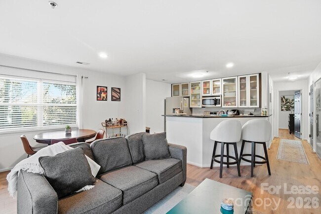 Building Photo - 525 N Graham St