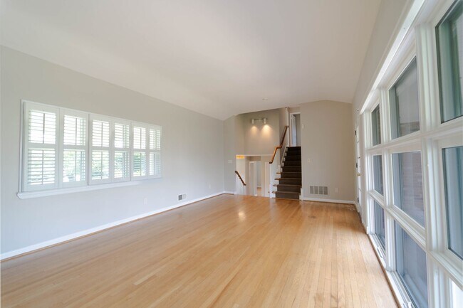 Building Photo - Spacious Split-Level with In-Law Suite & B...