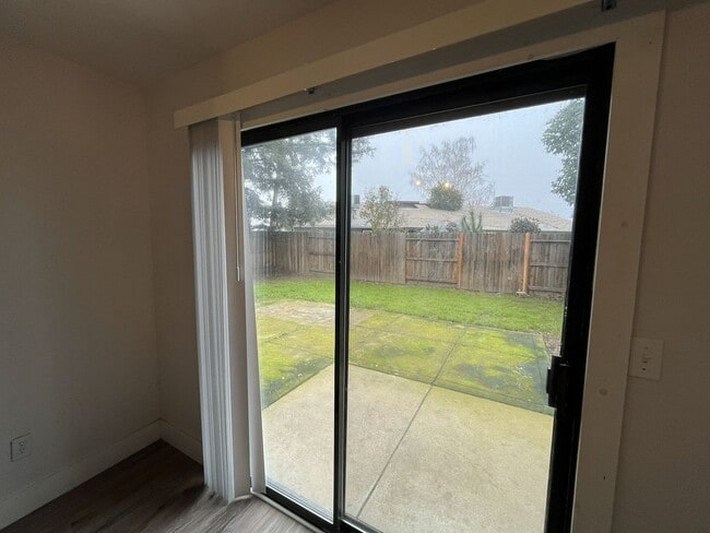 Building Photo - 3 bedroom, 2.5 bathroom home in the heart of Elk Grove