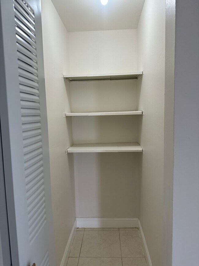 Building Photo - Beautifully Reovated 1b1b For Rent Now- Mi...