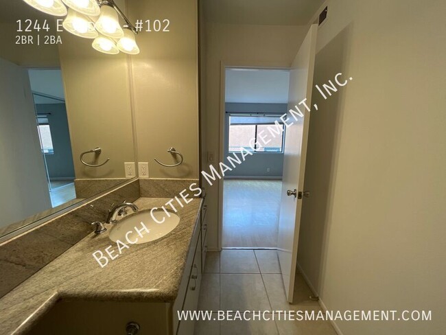 Building Photo - Awesome 2 Bedroom, 2 Baths and 1 Parking S...