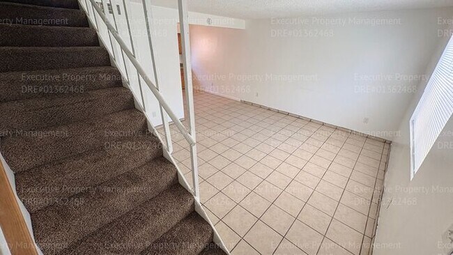 Building Photo - 2 bedroom 1.5 bathroom townhome