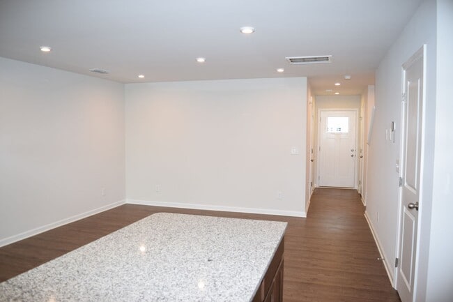 Building Photo - Modern 3-Bedroom Townhome in Desirable Bear Park