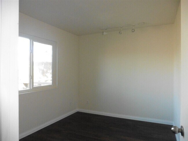 Building Photo - Beautiful 4-Bedroom Home with Central AC and Solar! MUST SEE!!!