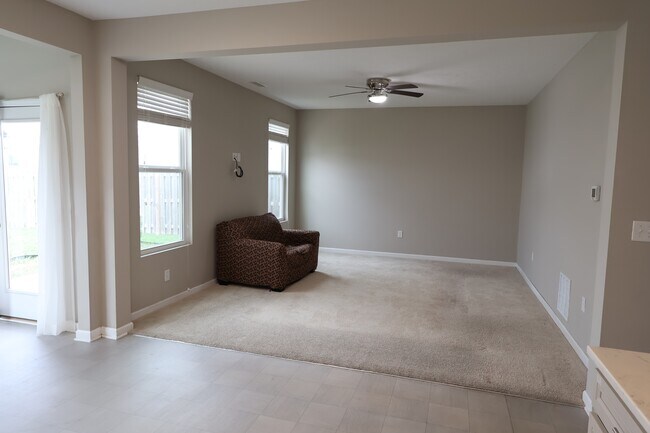 Building Photo - 1899 Lakecrest Dr