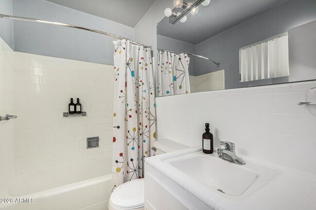 Building Photo - 6824 E 2nd St