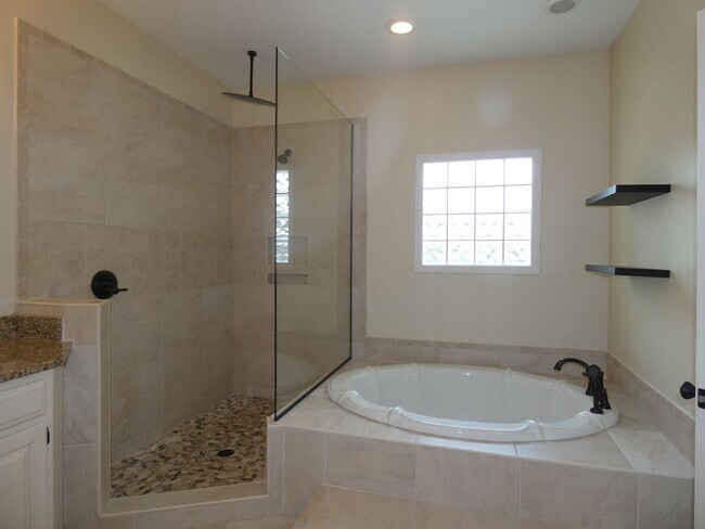 Building Photo - Spacious 4-Bedroom Pool Home