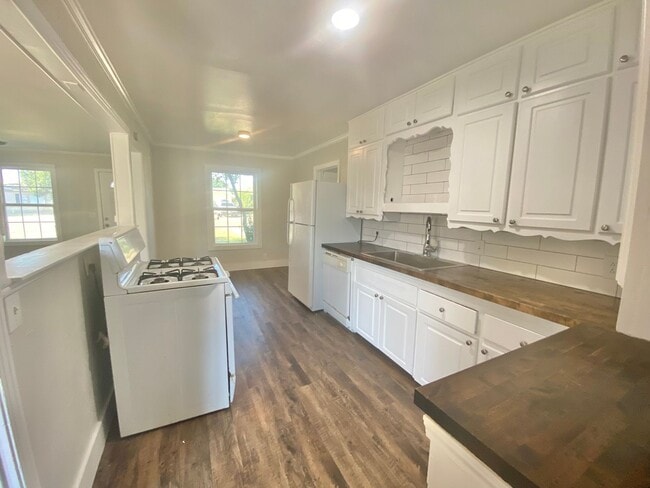 Building Photo - Pre- leasing now for 3/2 home near Maxey Park and Covenant Hospital