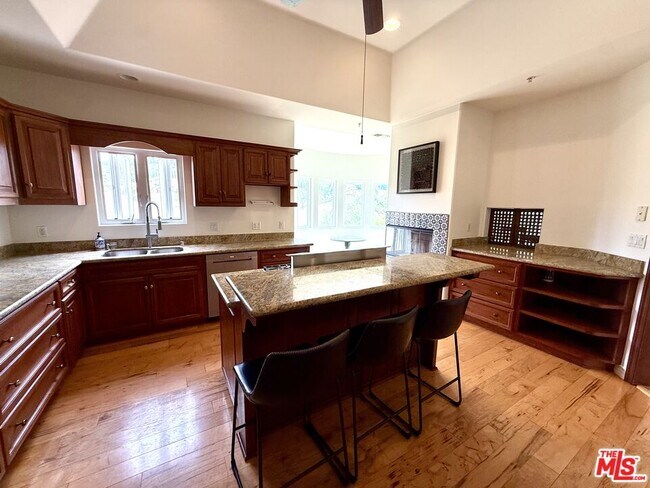 Building Photo - 10827 Pacific View Dr