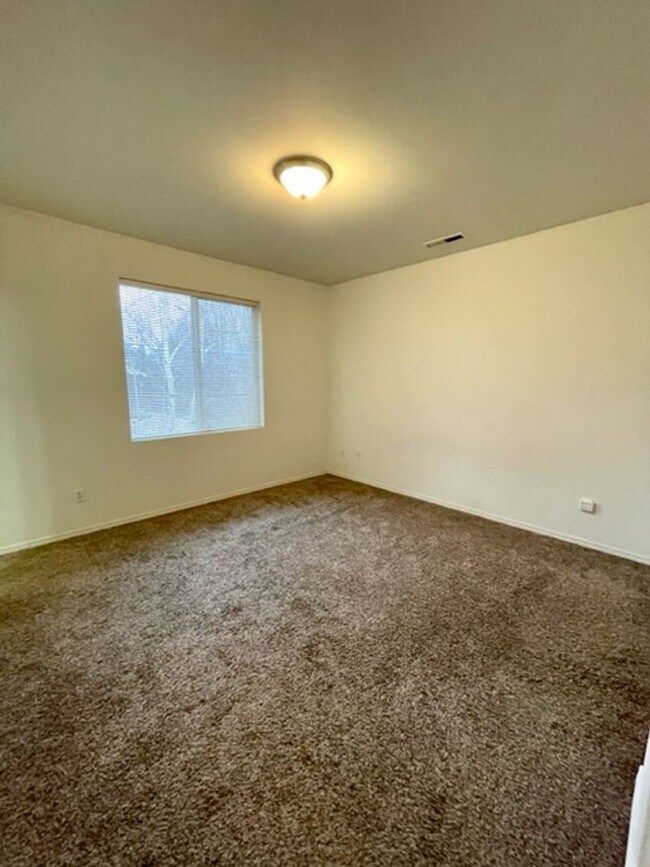 Building Photo - Cozy 3 Bedroom Home in SW Bend!
