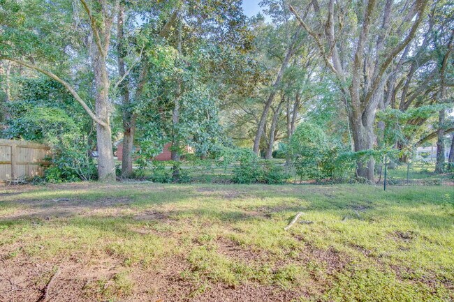 Building Photo - North Pensacola newer construction home– O...