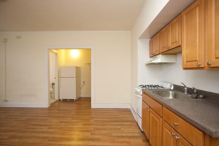Building Photo - 3335 W Diversey Ave