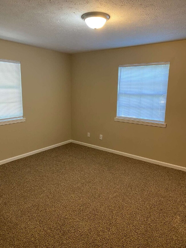 Building Photo - 3854 Northeast Dr