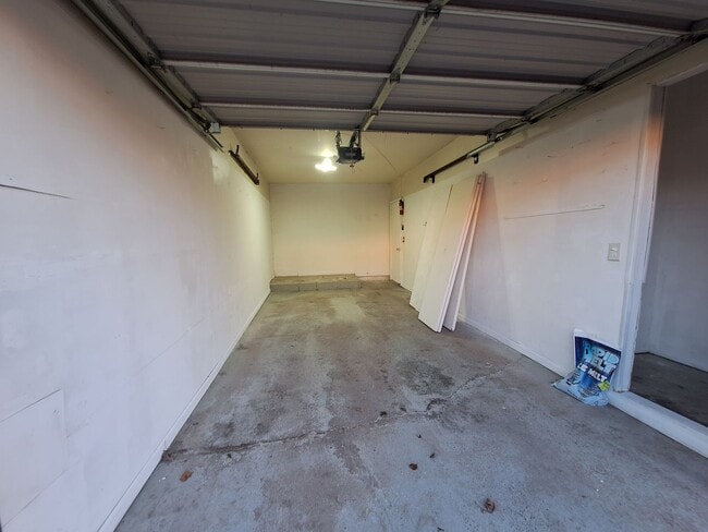 Building Photo - Charming Chesterfield Townhouse