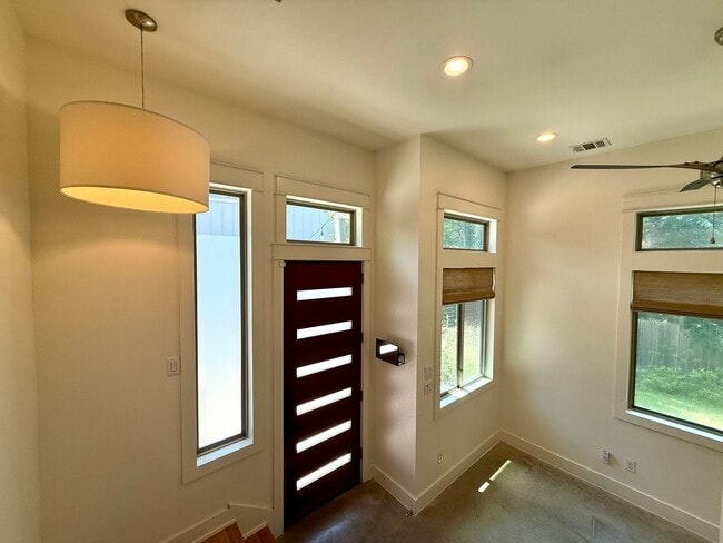 Building Photo - Gorgeous & modern free-standing home in ‘02!