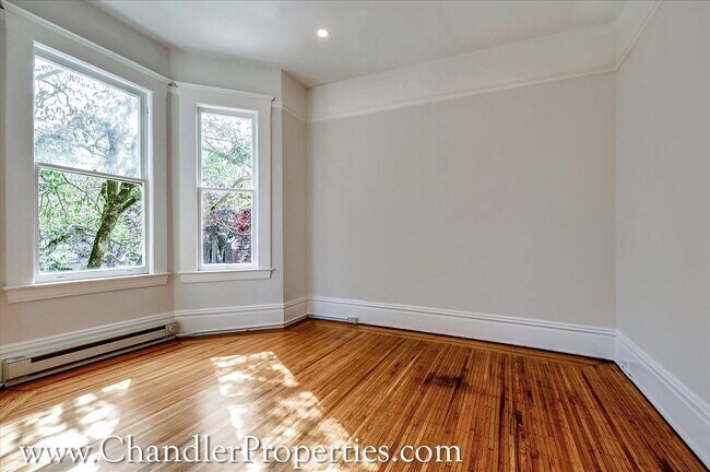 Building Photo - Bright & Sunny 2 Bedroom Flat with On-Site Laundry | Small Bonus Space