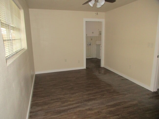 Building Photo - 1/1 Duplex with Carport