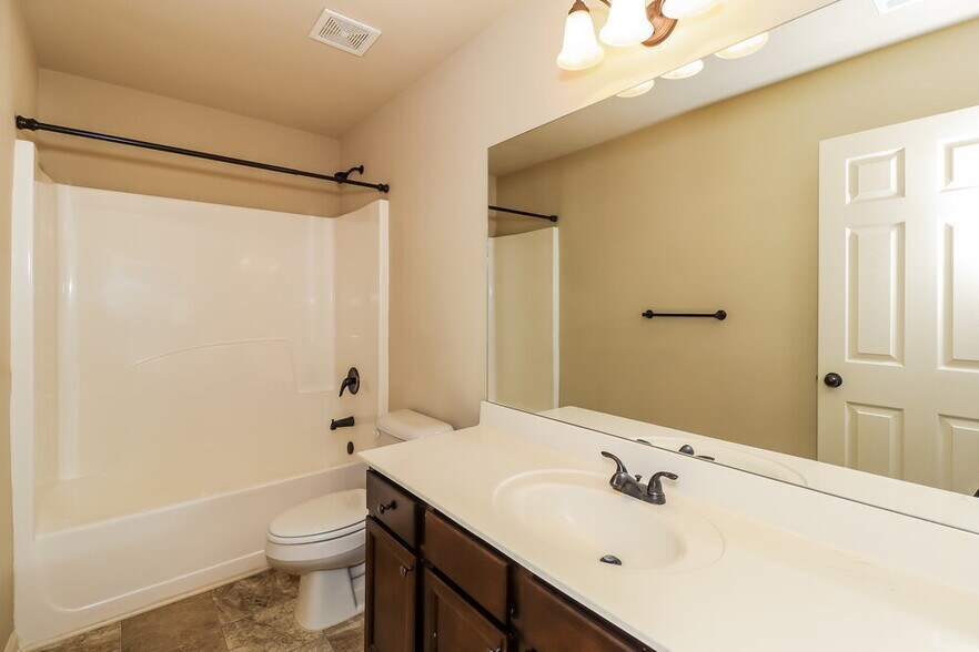 Building Photo - 1305 Little Hampton Dr