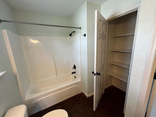 Building Photo - New Listing!