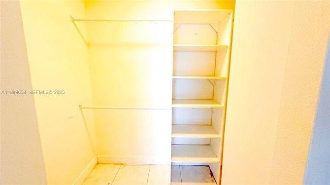 Building Photo - 800 Parkview Dr